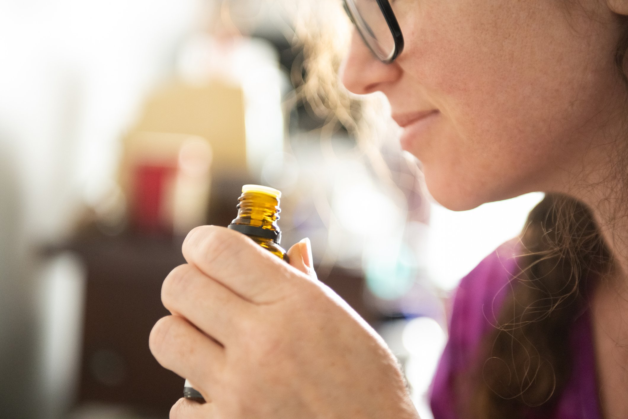 frau_riecht_an_aroma_iStock-1222421038